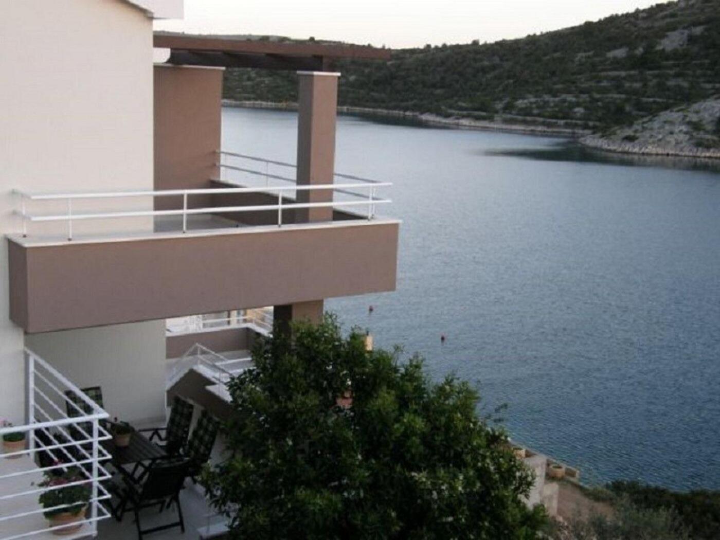 Apartments Ljubi Vinišće エクステリア 写真